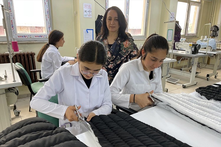 Öğrenciler tatilde uyku tulumu ve battaniye üretip para kazanıyor