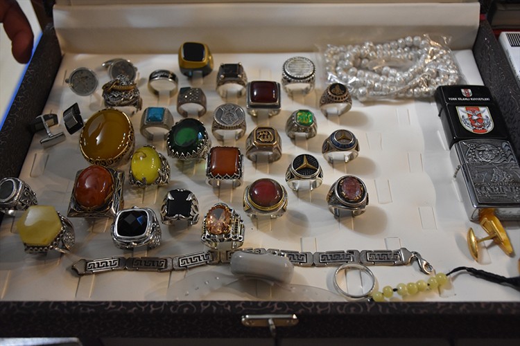 Yıllardır topladığı değerli araç ve eşyaları sergiliyor