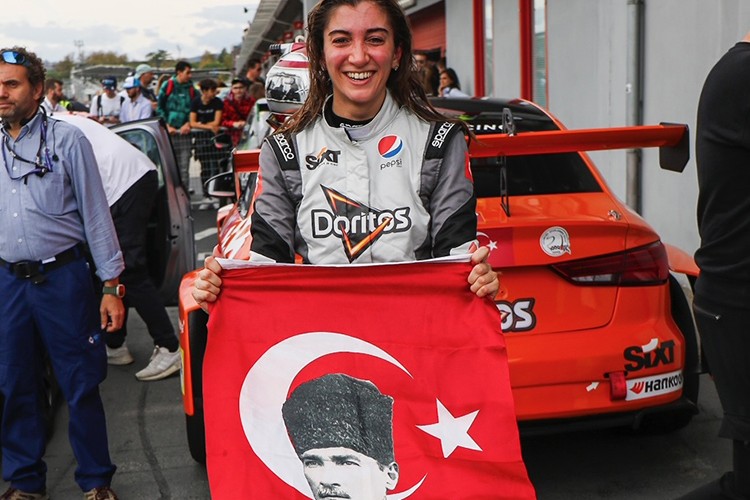 Bayrağımızı İtalya'da dalgalandırdı