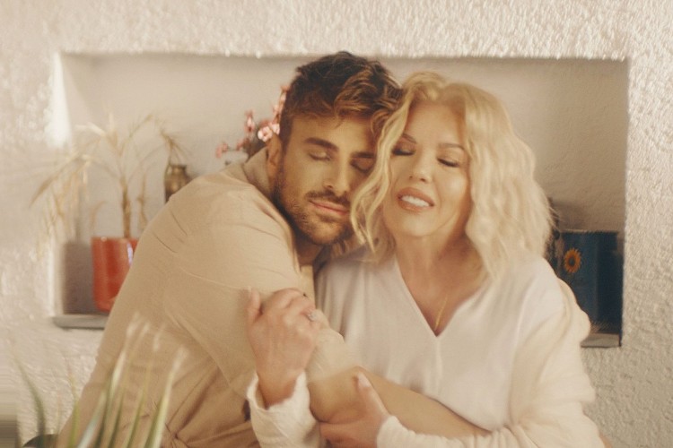 Murat Balcı'dan dünyada bir ilk: Anne Oğul duet yapıp klip çektiler