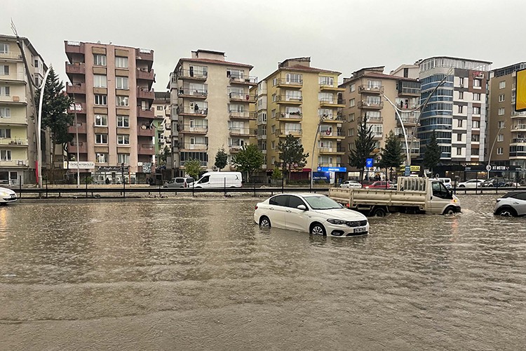 Uşak'ta dolu ve sağanak etkili oldu
