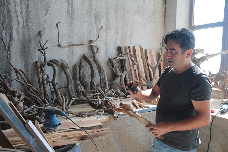 Selin getirdiği ağaç dekoratif ürüne dönüşüyor