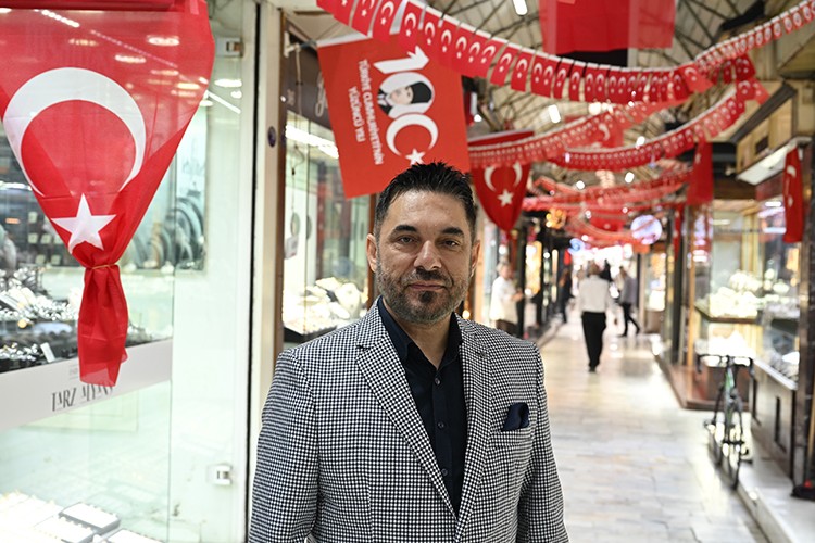 İzmirli kuyumcular Cumhuriyet'in 100. yılını indirimle kutluyor