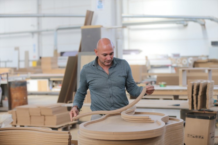 Babasının küçük dükkanını fabrikaya dönüştürdü