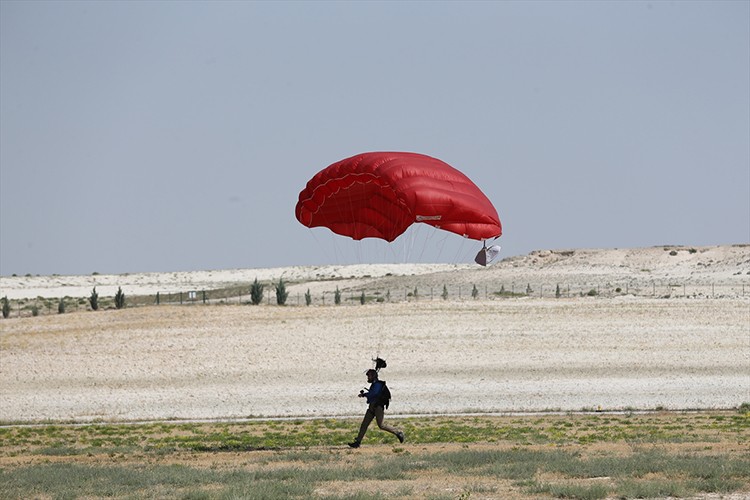 Paraşüt ve model uçak tutkunları Eskişehir'de gökyüzünü renklendirdi
