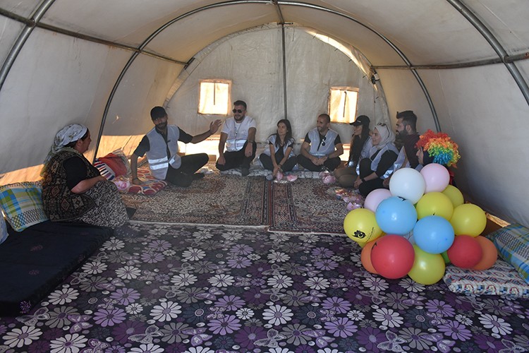 Gönüllüler, Berçelan Yaylası'ndaki çocuklara hediyeler götürdü