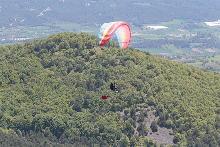 Yamaç paraşütü tutkunları, 19 Mayıs'ı Abant semalarında kutladı