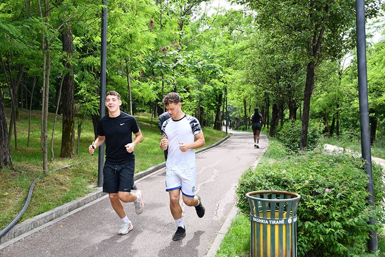 Büyük Göl Parkı Tiran'ın akciğeri