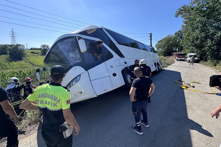 Tur otobüsünde mahsur kalan yolcular kurtarıldı