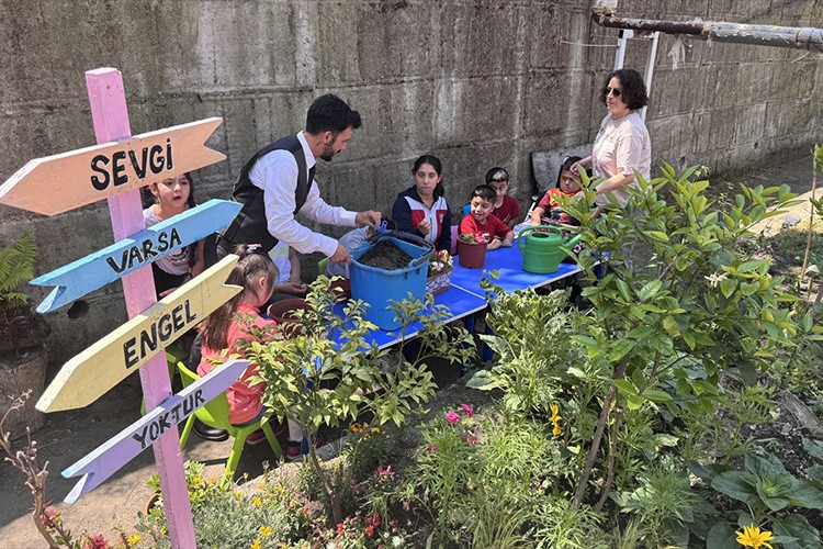 Özel öğrenciler, doğa bilincini toprağa dokunarak öğreniyor
