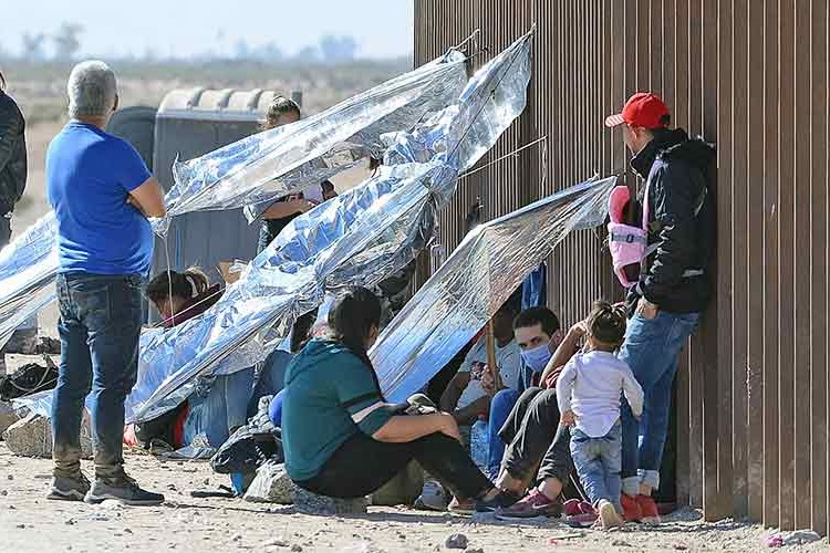 Göçmenler ABD'ye baraj kapatlarından giriyor