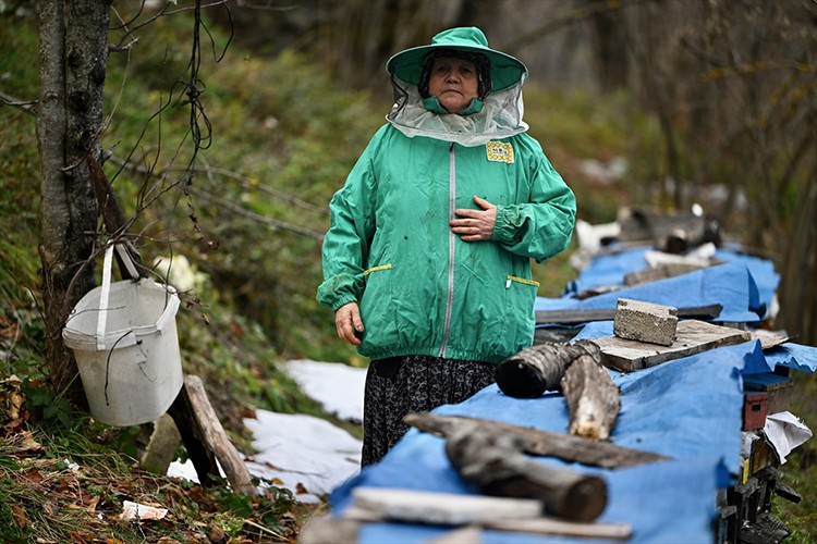 Kadın arıcı ata mesleğini 45 yıldır sürdürüyor