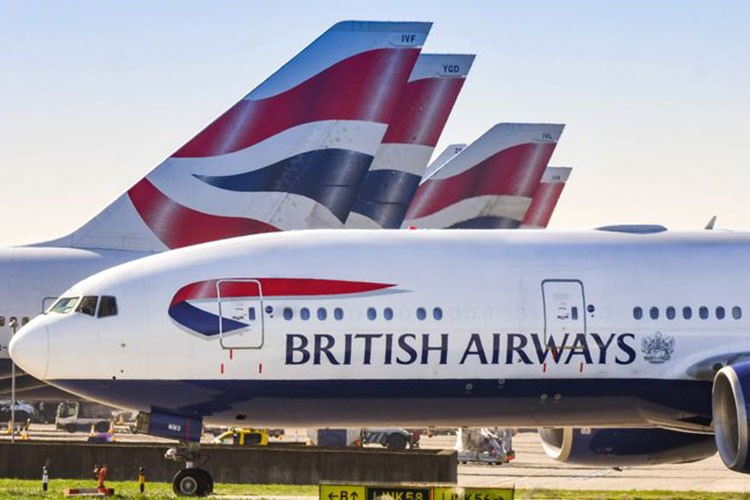 İngiltere'de uçuşlarda aksaklık yaşanıyor