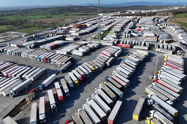 Yunan çiftçi eylemleri Türk tarafındaki tır trafiğini olumsuz etkiliyor