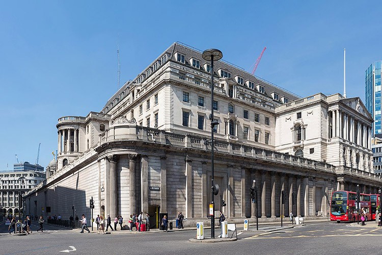 İngiltere de faizi 50 baz puan artırdı