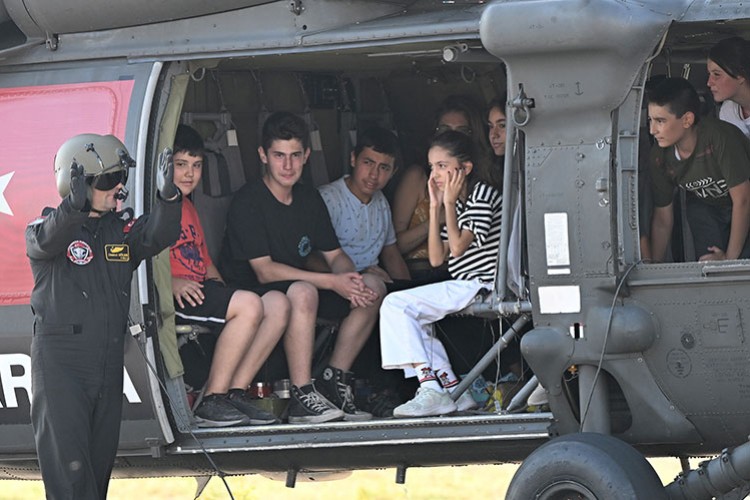 "Bir Çocuk Gelsin Bir Uçağa Dokunsun"