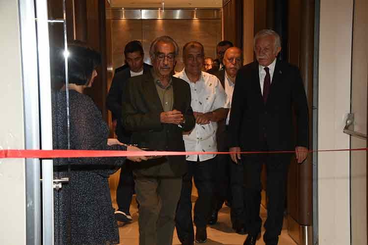 İş insanları açılışta bir arada