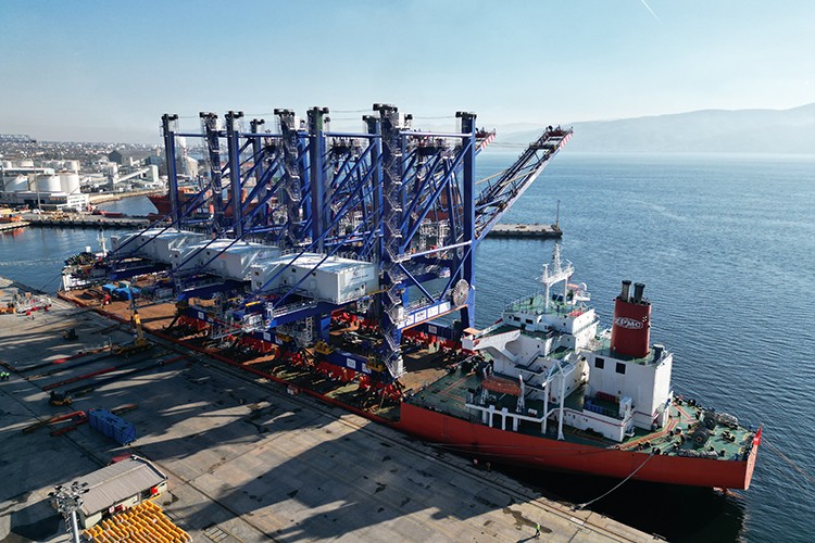 DP World Evyap'tan uzaktan kumandalı rıhtım vinçleri