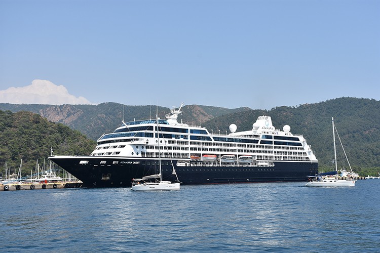 Marmaris'e lüks kruvaziyerle 460 turist geldi