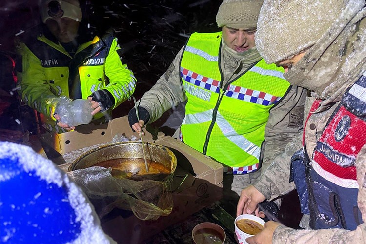Ardahan'da kar nedeniyle araçlarıyla yolda kalanlara çorba ikramı