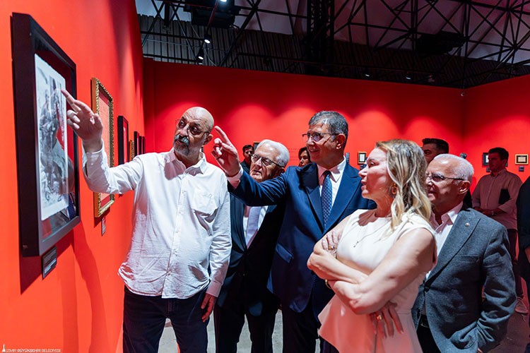 Atatürk ve Refik Anadol sergileri İzmirliler ile buluşuyor