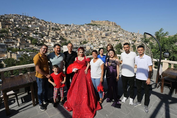 Mutlu anlarını açık alanlarda ölümsüzleştiriyorlar