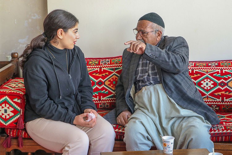 Yetişkinler, tecrübe ve birikimlerini gençlere aktarıyor