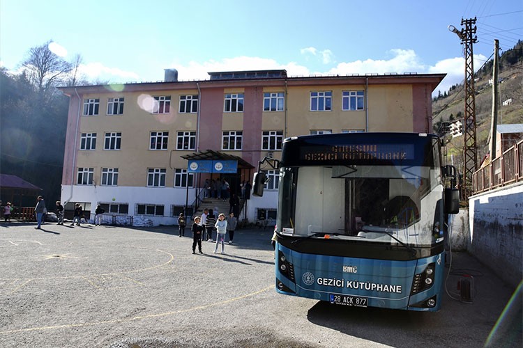 Köylerdeki çocuklar Gezici Kütüphane'nin yolunu gözlüyor