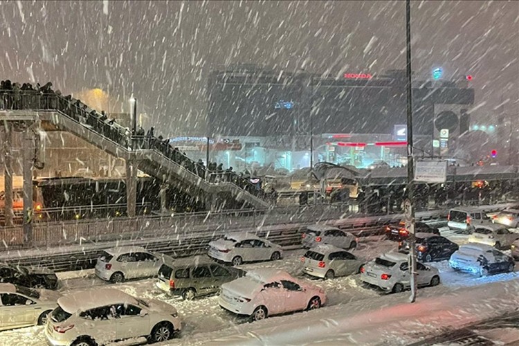 İstanbul'da araçlar 13.00'e kadar trafiğe çıkmayacak