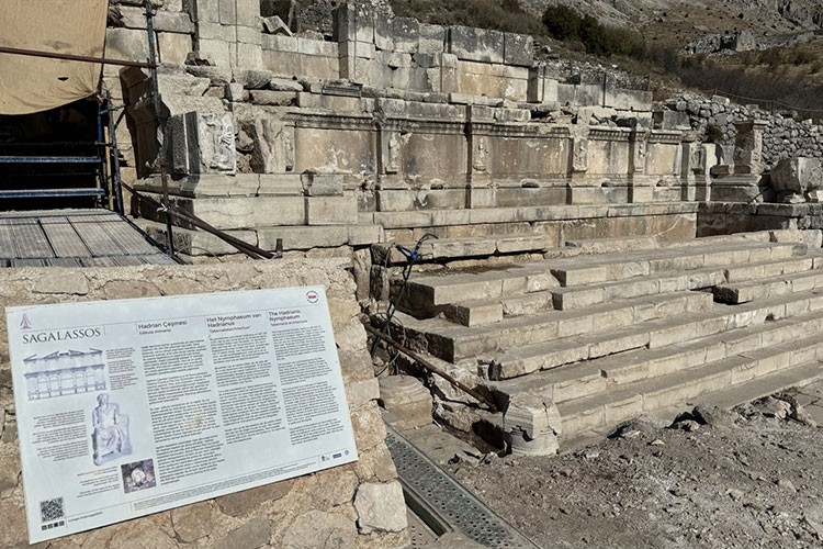Anıtsal Hadrianus Çeşmesi ayağa kaldırılıyor