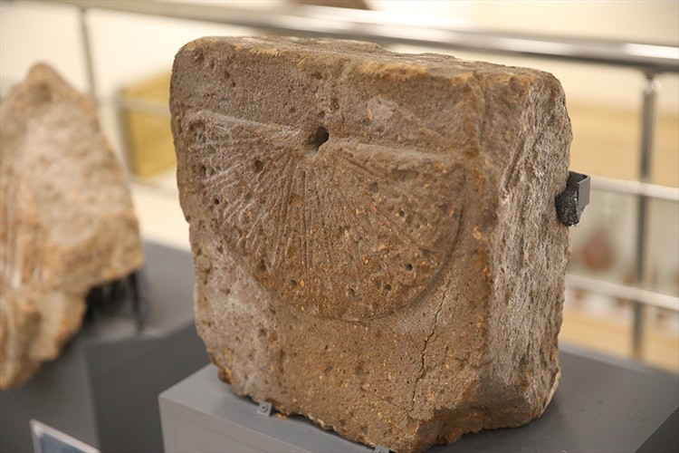 Ani'deki kazılarda bulunan yaklaşık 1000 yıllık güneş saati görücüye çıktı