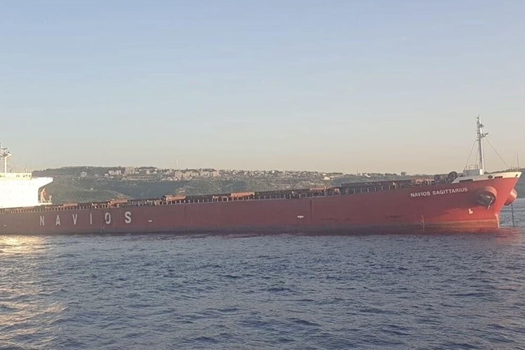 Çanakkale Boğazı'nda arızalanan yük gemisi güvenli bölgeye demirletildi