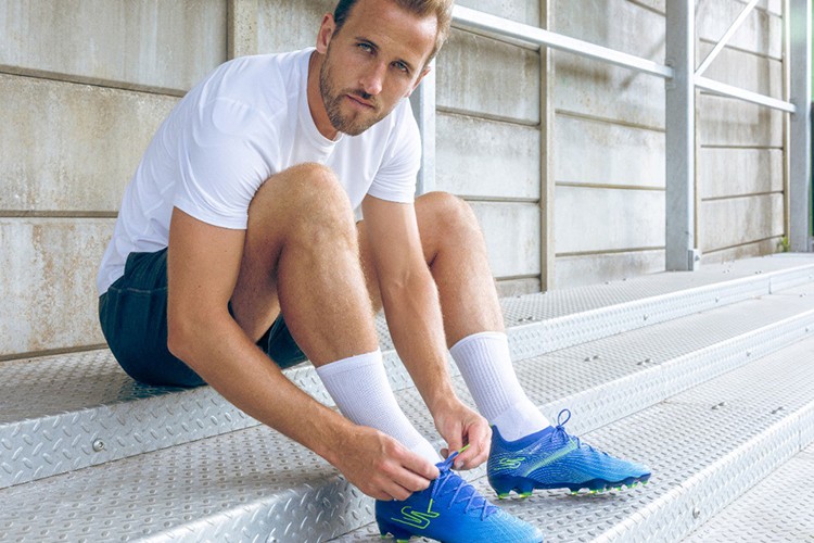 Futbol koleksiyonunu Harry Kane işbirliğiyle duyurdu