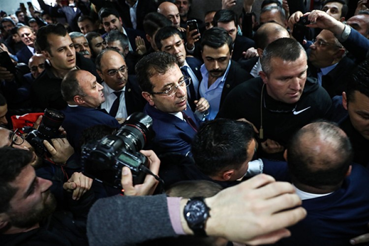 İmamoğlu mazbatayı aldı...
