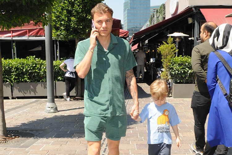 Baba-oğul benzerliği dikkat çekti