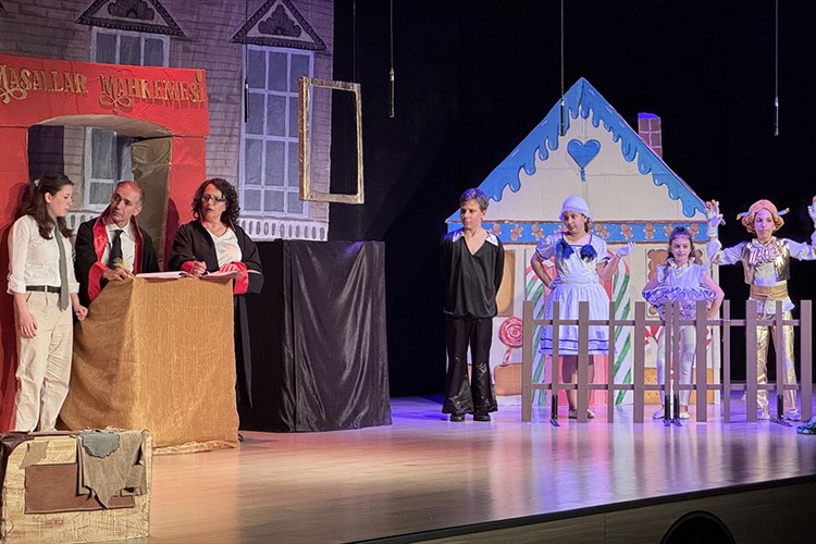 Bodrum'da 63 çocuk aynı anda tiyatro gösterisi yaptı