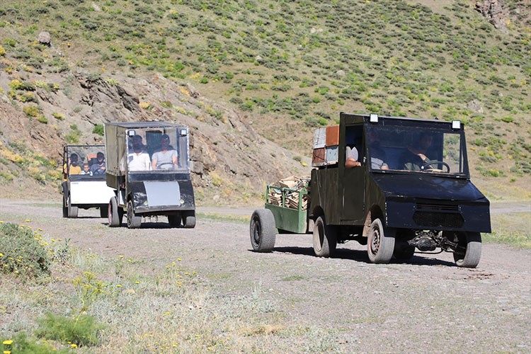 Bal toplamak için oğlunun yaptığı elektrikli araçları kullanıyor