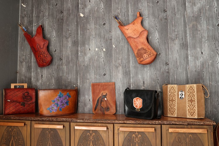 Tasarladığı deri çantaları yurt dışına gönderiyor