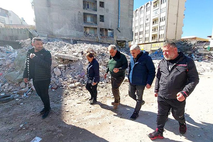 Onat'tan afet bölgesindeki gazetecilere ziyaret