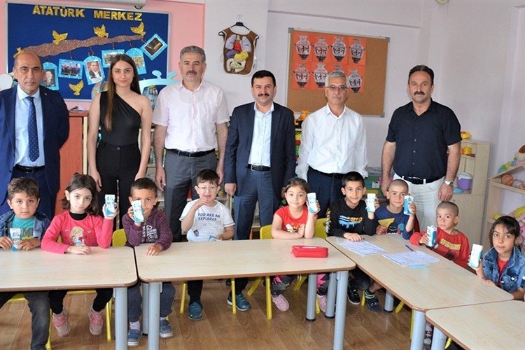 Torku'dan Hatay'daki okullara süt dağıtımı