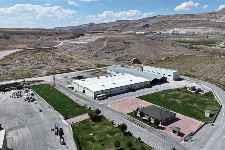 Çiftçilerin ürünleri açılan tesiste ekonomiye kazandırılıyor