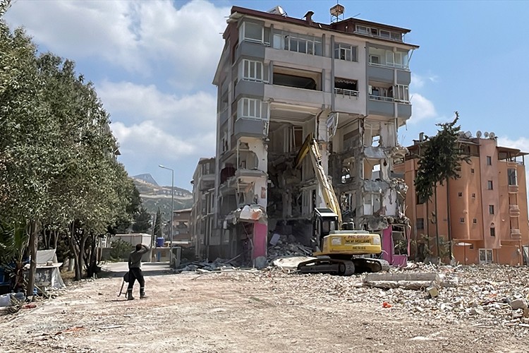 Hatay'da ağır hasarlı binaların yıkımı sürüyor