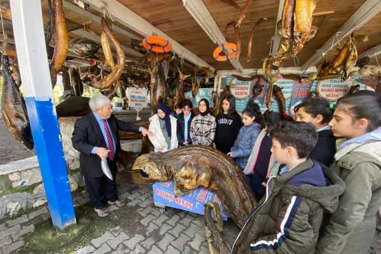 Öğrenciler yarım asırlık balıkların tarihine tanıklık etti