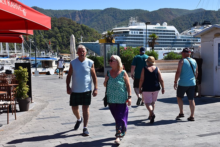 "Seabourn Encore" kruvaziyeri 555 yolcusuyla Marmaris'e geldi