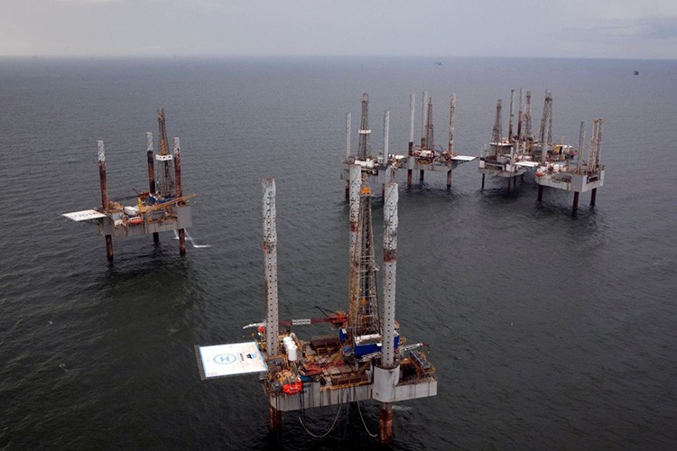 Laura petrolü vurdu