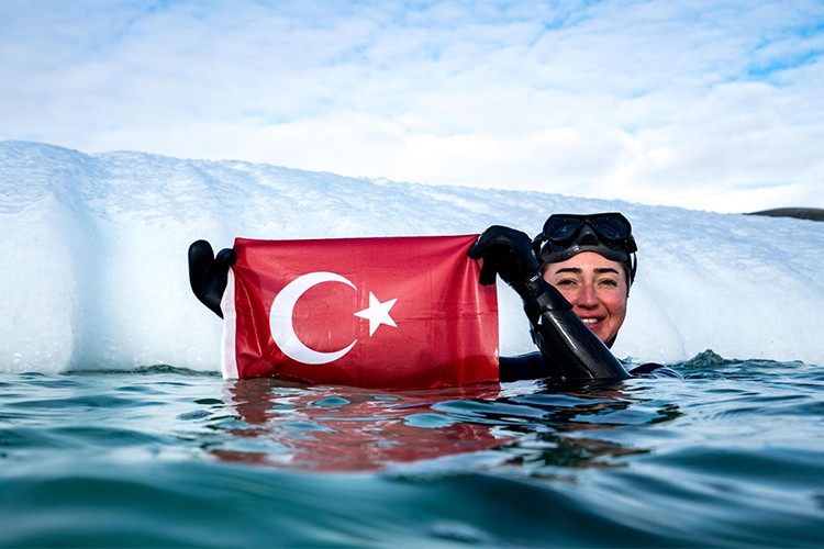 Baykal Gölü'nde buz altı dalışı yapacak