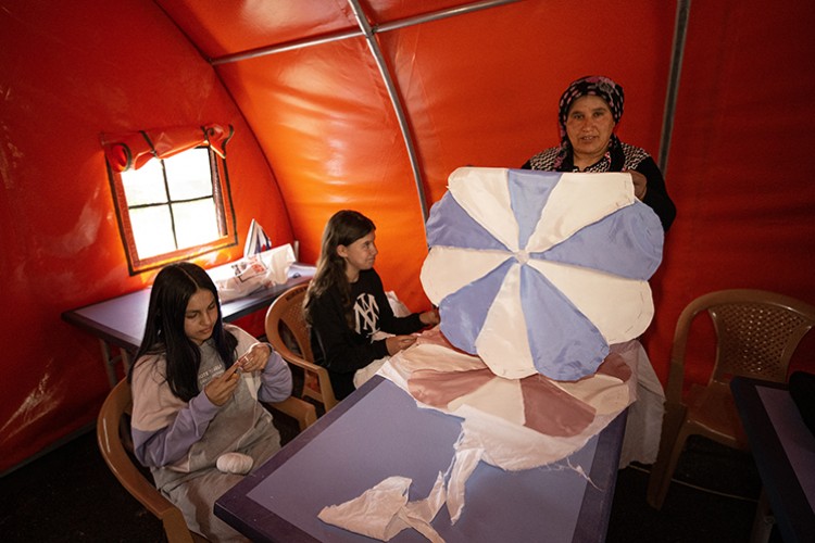 Depremzedeler açılan kurslarla acılarını unutmaya çalışıyor