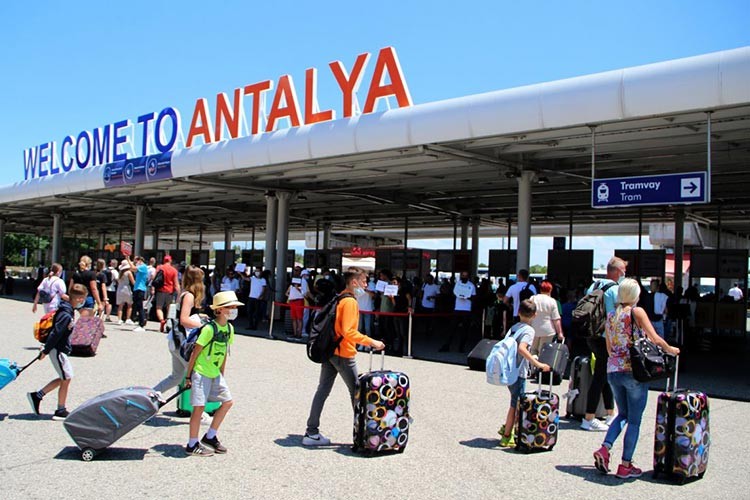 Antalya Havalimanı 1034 uçak trafiğiyle rekor tazeledi