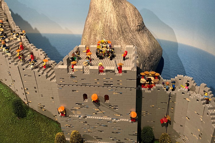 6. yaş gününü MINILAND'deki Çin Seddi minyatürünün açılışıyla kutluyor