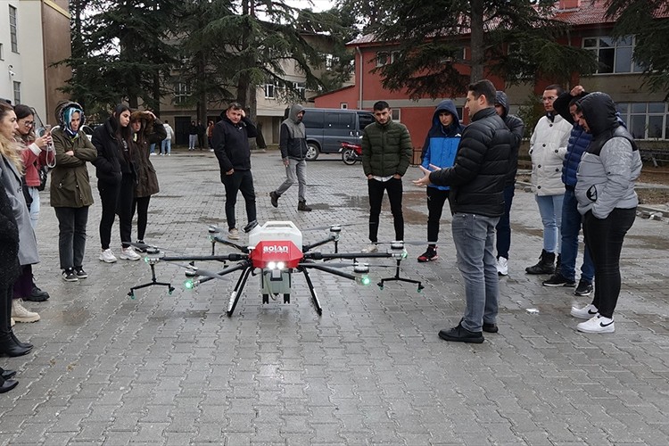 Burdur'da tarım lisesi öğrencileri zirai dron eğitim alıyor